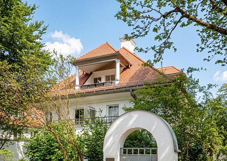 Im Dachgeschoss: Charmante 2-Zimmer-Wohnung mit Dachterrasse in ruhiger Lage - Reizvolle Dachgeschosswohnung