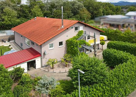 Vielseitiges Wohn- und Geschäftshaus in Buggingen – stilvoll wohnen und arbeiten unter einem Dach - Außenansicht