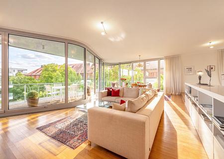 Zeitlos-elegante Ästhetik im idyllischen Gern:  Sehr gepflegte 5-Zimmer-Wohnung mit Balkon - Faszinierende Blickachsen