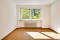 Mit idealem Grundriss und privater Terrasse: Bezugsbereite 2-Zimmer-Wohnung in bester Lage - Schlafzimmer mit Gartenblick