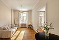 Charmant und einladend: 2-Zimmer-Wohnung mit Balkon im Dreimühlenviertel - Lichterfülltes Wohnzimmer (teilweise virtuell möbliert)