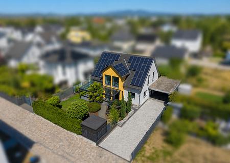 ++ Exklusives Zuhause mit moderner Architektur und höchstem Wohnkomfort ++ - Luftaufnahme des Hauses