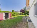 Grünes Familienidyll mit Bergblick – sofort bezugsfreie Doppelhaushälfte auf 578 m² Grundstück - Gartenhäuschen / seitlicher Garten
