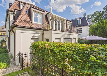 Harlaching von seiner schönsten Seite – stilvolle 3-Zimmer-Wohnung mit Sonnenterrasse und Balkon - Hausansicht zur Dachterrasse