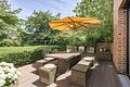 Zeitlose Modernität: Exklusive Architekten-Villa mit Indoor-Pool, Spa und Gartenidyll - Sonniges Outdoor-Refugium