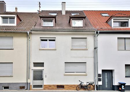 Reihenmittelhaus mit zwei Wohnungen und großzügigem Garten in guter Wohnlage - Ansicht Straße