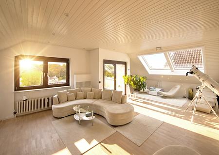 Moderne 4-Zimmer-Wohnung mit zwei Balkonen, Klimaanlage, Tiefgaragenstellplatz und Gartennutzung - Wohnbereich