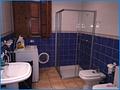 ***Stadthaus mit drei Wohnungen in Muro auf Mallorca zu verkaufen*** - Bad mit Dusche