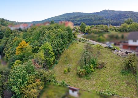 Schönes, großes Grundstück in Hanglage mit traumhaftem Ausblick - Titelbild