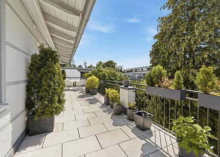 Penthouseflair: Hochwertig ausgestattete 3-Zimmer-Wohnung mit Dachterrasse in grüner Toplage - Charmante 3-Zimmer-Wohnung mit großzügiger Dachterrasse