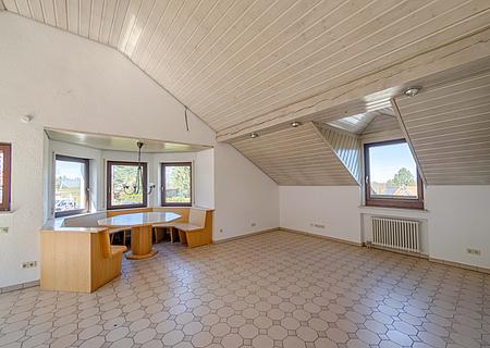 Exklusives Wohnambiente in Neuenbürg – Helle 3-Zimmer-Dachgeschosswohnung mit Balkon & Wellnessbad - Wohnzimmer