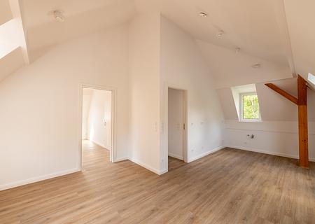 Wohnen am Schlosspark: Kernsanierte Dachgeschosswohnung direkt an der Würm - Helles Wohnen unterm Dach