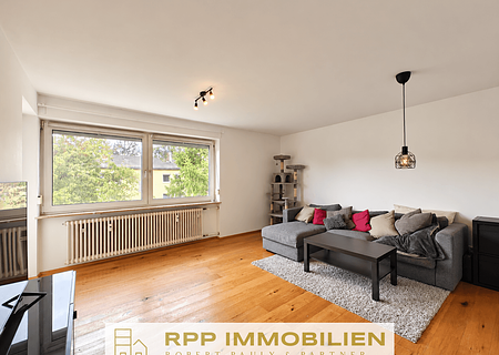 Renovierte 3-Zimmerwohnung mit sonniger West-Loggia in Oberschleißheim - Wohnzimmer