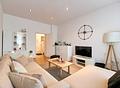 Klassischer Altbau, denkmalgeschützt, im beliebten Neuhausen. - Wohnzimmer - (KI möbliert)