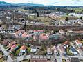 Grundstück mit Altbestand in zentraler Lage von Miesbach – Abriss oder Kernsanierung - Drohne Grundstück Blick West