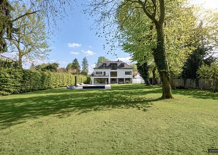 Moderne Architektenvilla mit exklusivem Interior-Konzept, Lift, Spa-Lounge, Home-Gym und Outdoorpool - Moderne Villa auf traumhaftem Parkgrundstück