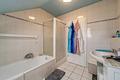 Sonnige, vermietete 3-Zimmer-Dachgeschosswohnung sucht neuen Eigentümer! - Badezimmer