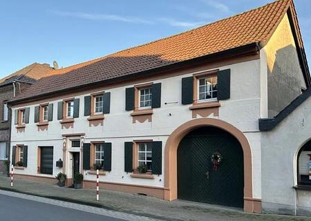 Sanierter Fachwerktraum mit Einliegerwohnung und großem Garten in Schwalmtal - 1 Außen