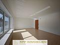 Lichtdurchflutete 4,5-Zimmer-Wohnung mit Süd-Balkon und Privatgarten in Lohhof - Wohnzimmer