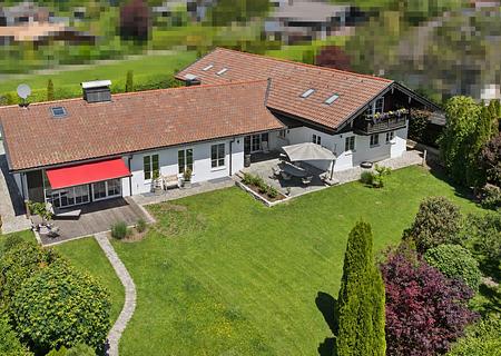 Luxus-Landhausvilla am Tegernsee – Exklusive Ausstattung & 5 Jahre Wohnrecht für Verkäufer - Titelbild-Drohne