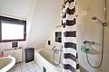 Attraktive Kapitalanlage: Vermietete 2-Zimmer-Wohnung mit Dachterrasse und 2 Stellplätzen - Bad