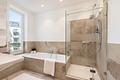 Großzügigkeit im Herzen Schwabings: Stilvoller Altbau mit 6 Zimmern und ruhigem Innenhof-Balkon - 2013 erneuertes Bad mit Wanne und Dusche