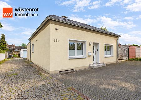 Großes Gartenrefugium in familienfreundlichen Umfeld - Vorderansicht diagonal