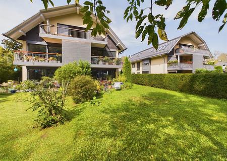 Sofort verfügbar:
Ihre attraktive Wohlfühloase in idyllischer Wohnlage
- Zwei Zimmer mit Süd-Balkon - Sommer-Impression