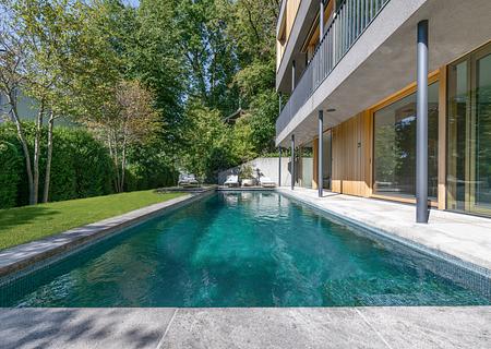 Architekten-Villa mit hochklassiger Ästhetik, Spa-Bereich und Pool in einzigartiger Lage - Idyllischer Süd-West-Garten mit Pool