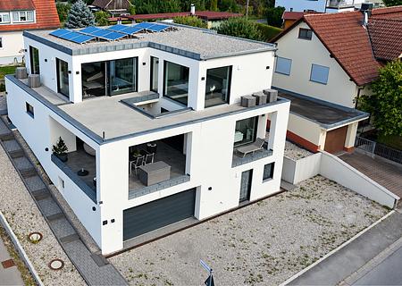 Individuelles Wohnkonzept mit großzügiger 4-PKW-Garage - Außenansicht