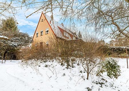 HEGERICH: Zuhause im Grünen: Charmante Doppelhaushälfte mit großem Garten in Buchenbühl - Außenansicht