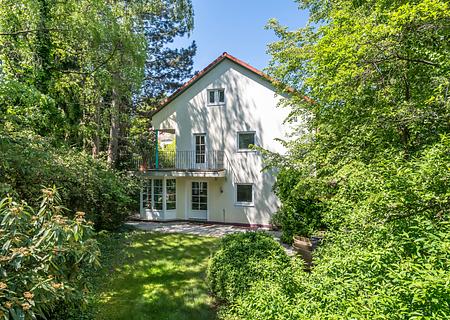 Zur Modernisierung in Toplage Villenkolonie I: Geräumiges Familiendomizil mit idyllischem Garten - Charmante Gartenfront