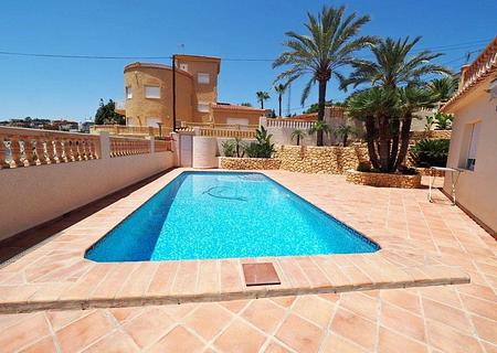 Wunderschöne Villa mit 3 Schlafzimmern, 3 Bädern, Privatpool, Meerblick und direktem Strandzugang