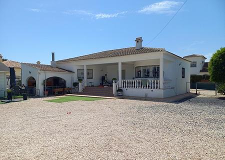 Gepflegtes ebenerdiges Landhaus mit 3 Schlafzimmern, Pool und Gästebereich