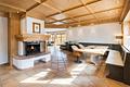 Exklusive Landhaus-Villa in malerischer Landschaft zwischen See und Golfplatz - Stilvoller Livingbereich mit Kamin