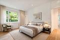 Garten-Idyll in Toplage Herzogpark: Exklusive 3,5-Zimmer-Wohnung in moderner Design-Villa - Ruhiges Schlafzimmer mit Blick ins Grüne