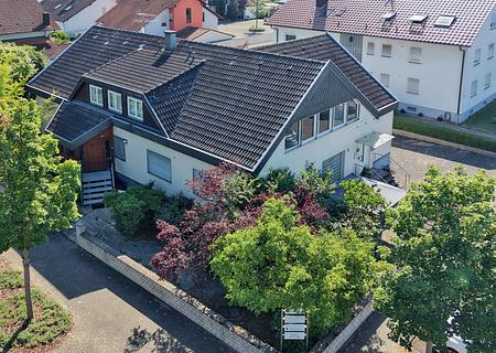 Großzügiges Wohnhaus mit Praxis, flexiblem Nutzungspotenzial und Gartenidylle - Außenansicht