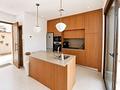 Moderne freistehende Villa mit privatem Pool und Dachterrasse