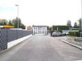 Baugrundstück (erschlossen) - an einer Hauptstraße, aber in 2.ter Reihe und dadurch ruhig gelegen - 1 Blick von Straße in die Einfahrt