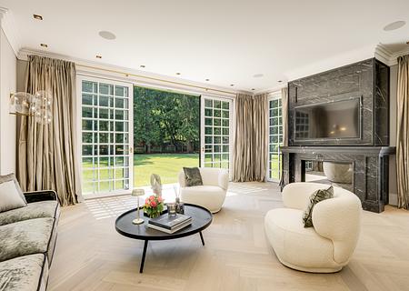 Luxus trifft Privatsphäre: Erstbezug Highend-Villenanwesen mit Lift, Heimkino, Spa und Weinkeller - Exklusiver Wohnbereich mit Gartenblick
