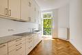 Urbane Eleganz: Stilvoll sanierte, bezugsbereite Altbauwohnung mit Balkon - Küche mit Zugang zum Balkon