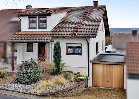 Charmante Doppelhaushälfte mit viel Platz für die Familie – Balkon, Garten & Garage - Hauszugang,Garage