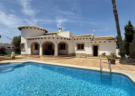 Einzigartige Traumvilla nahe Denia mit großem Eckgrundstück nur wenige Gehminuten vom Meer entfernt