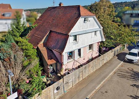 Langjährig vermietet & zentral: Zweifamilienhaus mit Sanierungsbedarf in Birkenfeld - Hausansicht Eingang