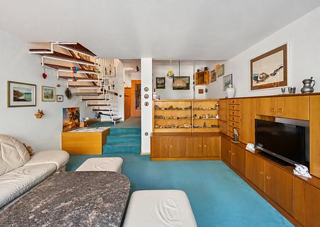 Gepflegte Maisonette-Wohnung mit zwei Balkonen I Verkauf auf Nießbrauchbasis befristet bis 2038 - Retro-Wohnzimmer mit Marmortisch