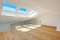 Villen-Architektur trifft Design-Ästhetik: Wohnung mit Dachterrasse zum Erstbezug - Helle Galerie Ebene