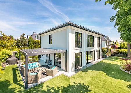 Englisch inspirierte, neuwertige Villa von 2019, in nobelster Grünwalder Lage - Englisch inspirierte, neuwertige Villa von 2019 in Grünwalder Bestlage