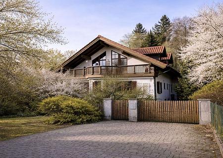 Attraktives Zweifamilienhaus in ruhiger Lage in Tutzing-Kampberg - Hausansicht