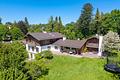 Chalet meets Purismus: Landhaus-Juwel mit Fernblick und Gästewohnung in Seenähe - Großzügige Landhaus-Villa