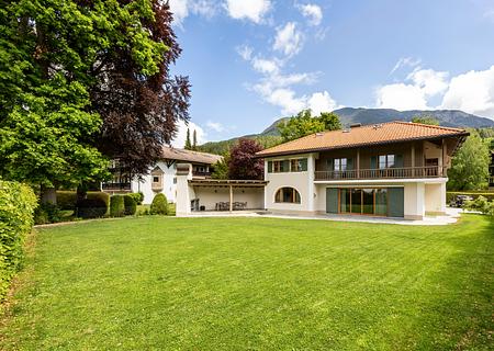 Hochklassig sanierte Landhaus-Villa mit traumhaftem Blick auf die Zugspitze - Sonnige Süd-West-Ausrichtung